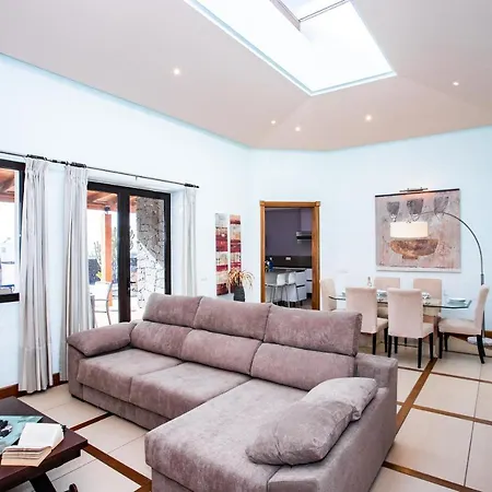 Eslanzarote Longa, Super Wifi, Heated Pool, Sat Tv Villa