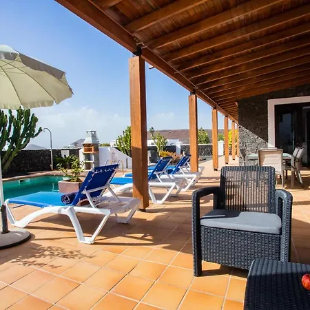 Villa Eslanzarote Longa, Super Wifi, Heated Pool, Sat Tv *