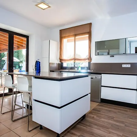 Villa Eslanzarote Longa, Super Wifi, Heated Pool, Sat Tv Yaiza