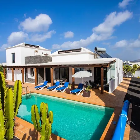Villa Eslanzarote Longa, Super Wifi, Heated Pool, Sat Tv *