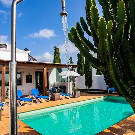 Villa Eslanzarote Longa, Super Wifi, Heated Pool, Sat Tv *
